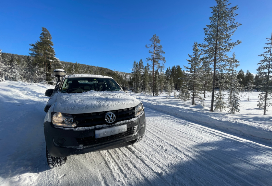Winterliche Straßenverältnisse bei strahlend blauem Himmel bei unser Geländewagenreise durch Norwegen