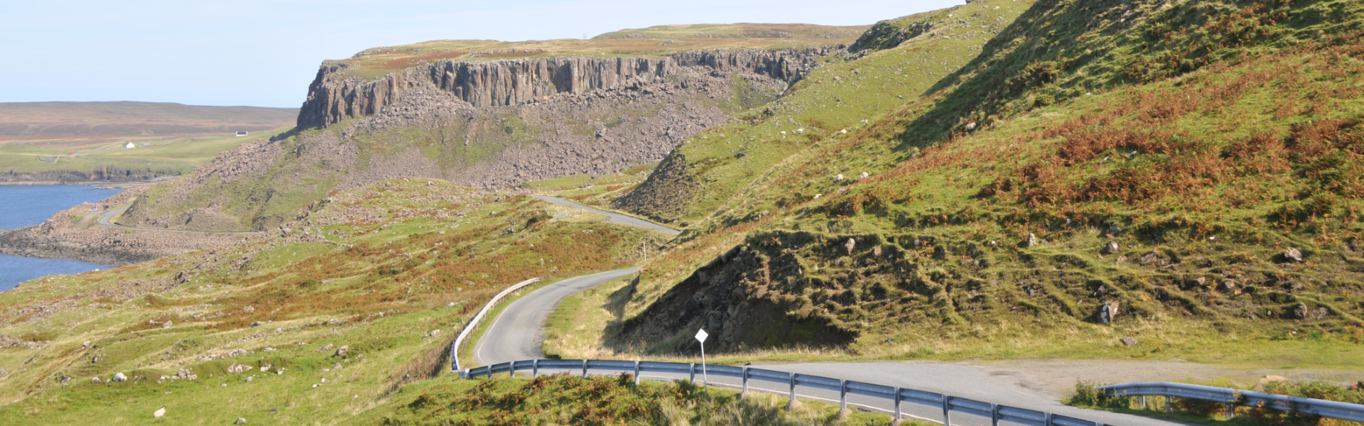 Kurvige Küstenstraßen durch Großbritannien führen uns durch die schönsten Landschaften.
