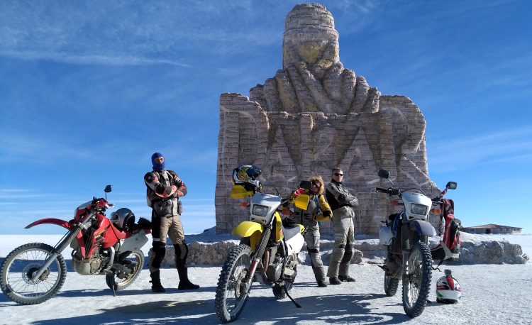Motorradfahrer steht bei der Dakar Monument mit motorrad