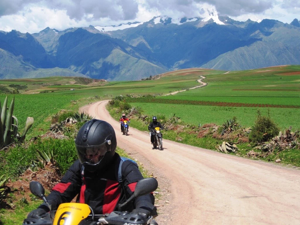 Motorradreise durch das peruanische Hochland, Berge, Straßen und Staub