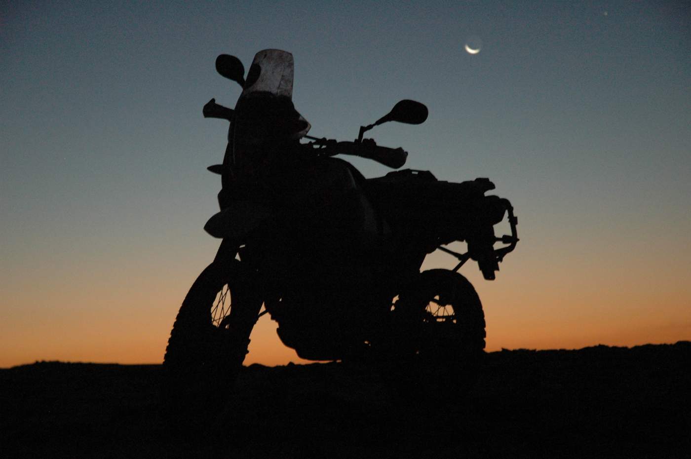 Sonnenuntergang in der Wueste mit Motorrad