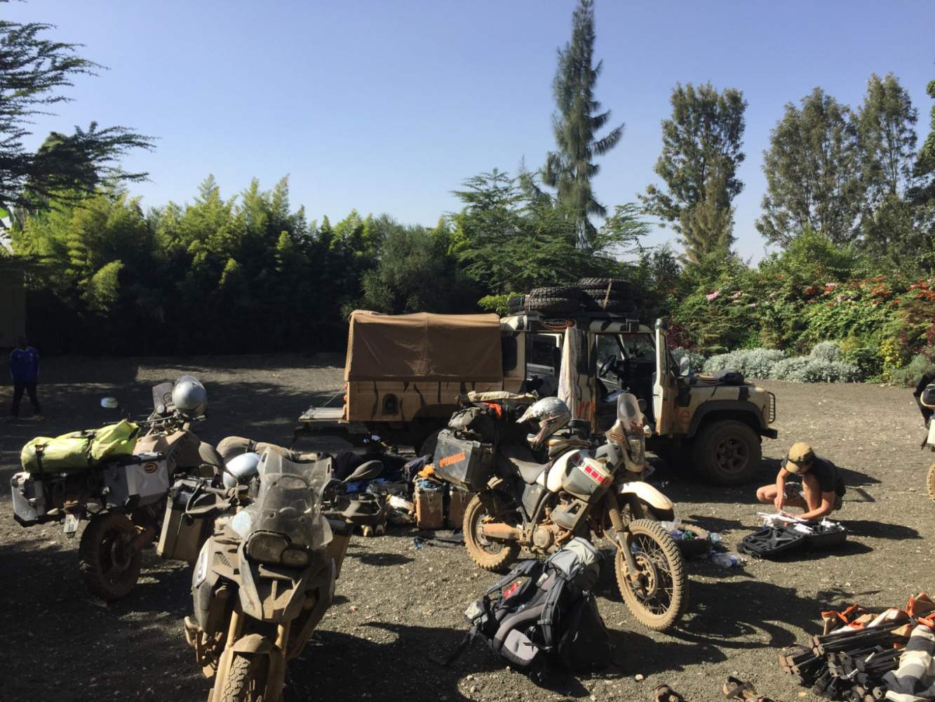 Ankunft im Camp - Motorräder und Gelaendewagen verursachen Chaos
