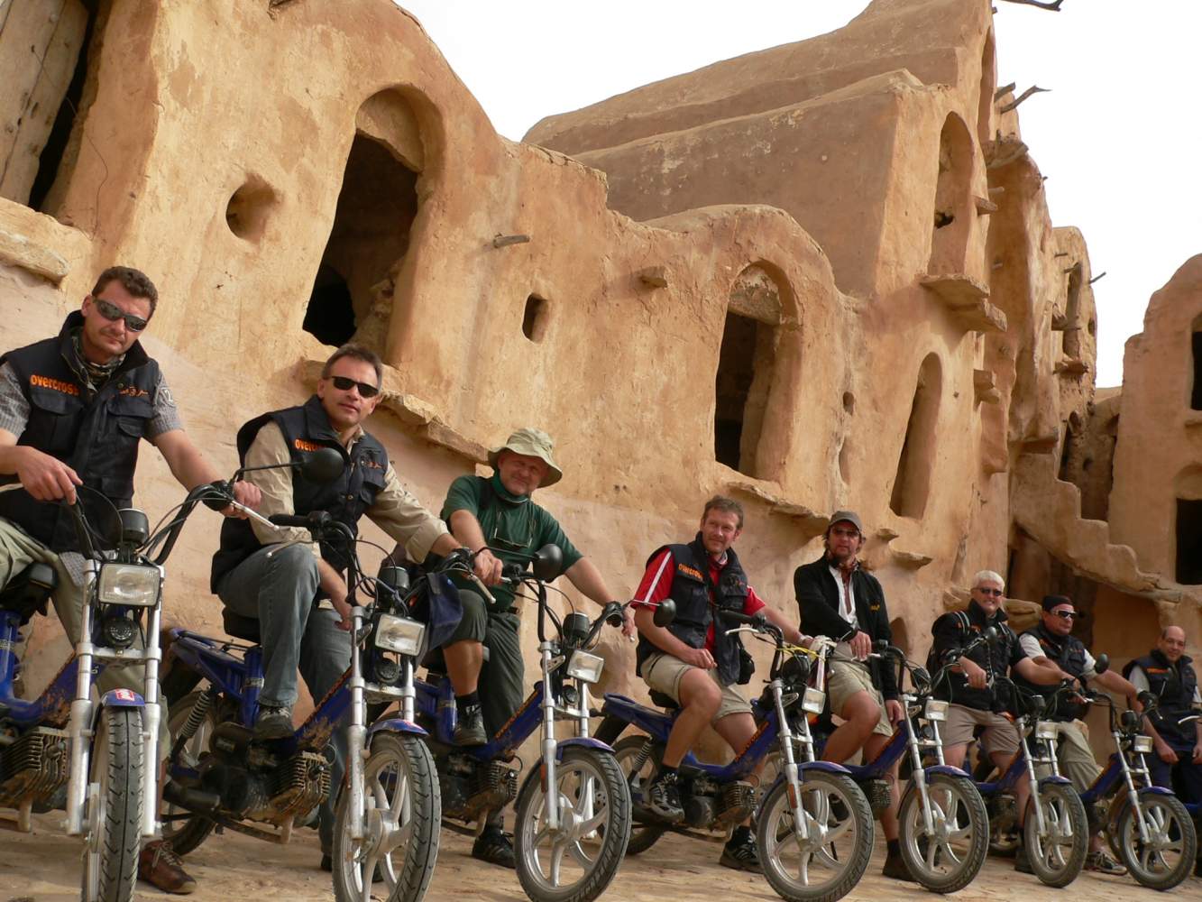 Eine einzigartige Mofa Tour durch die Sahara