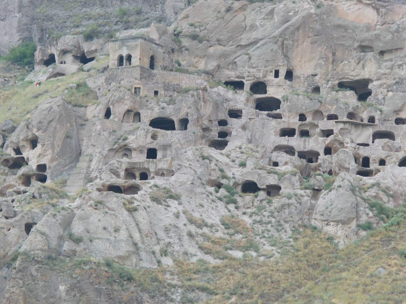Auf der Georgien Motorradreise besuchen wir die beeindruckendde Höhlenstadt Wardsia