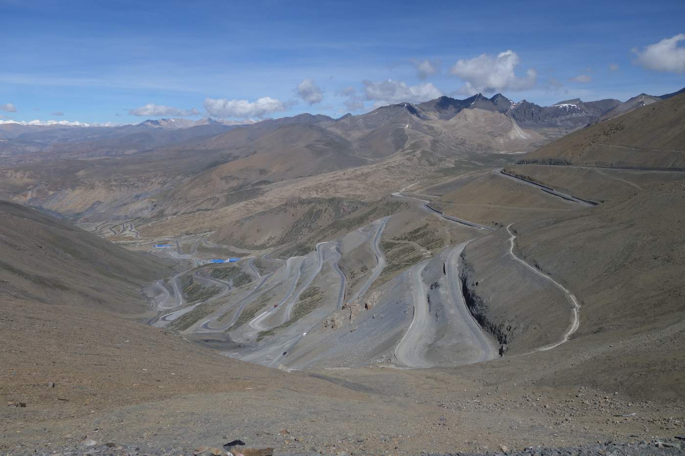 Motorradreise durch Winds entlang der Bergstraßen 