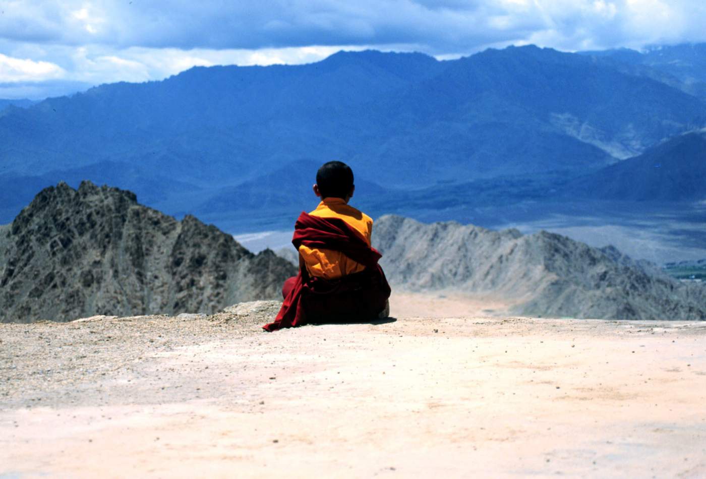 Buddhistischer Mönch beim meditieren: Reise vom Reiseveranstalter OVERCROSSS