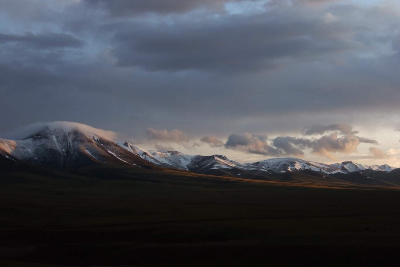 Kirgisische Gebigskette Die Weiten Kirgisiens Reiseveranstalter Overcross, Endruoreisen mit 4x4 Geländewagen Begleitfahrzeug Selbstfahrertour