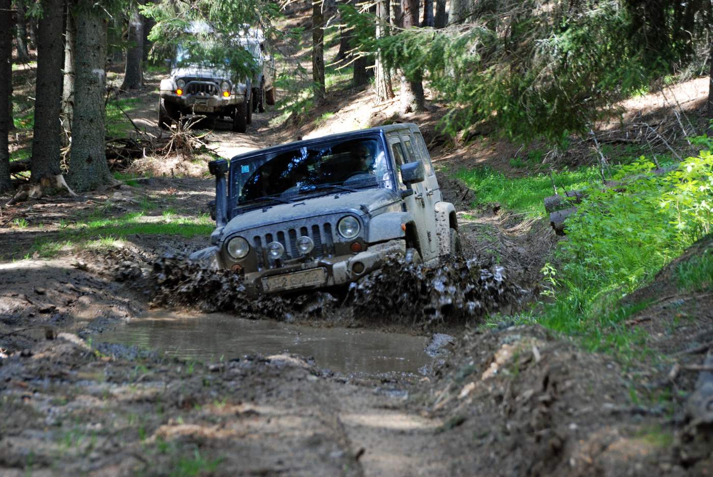 Mit den 4x4 Geländwagen durch den Matsch auf unserer Offroad-Reise durch die Karpaten | Rumänien