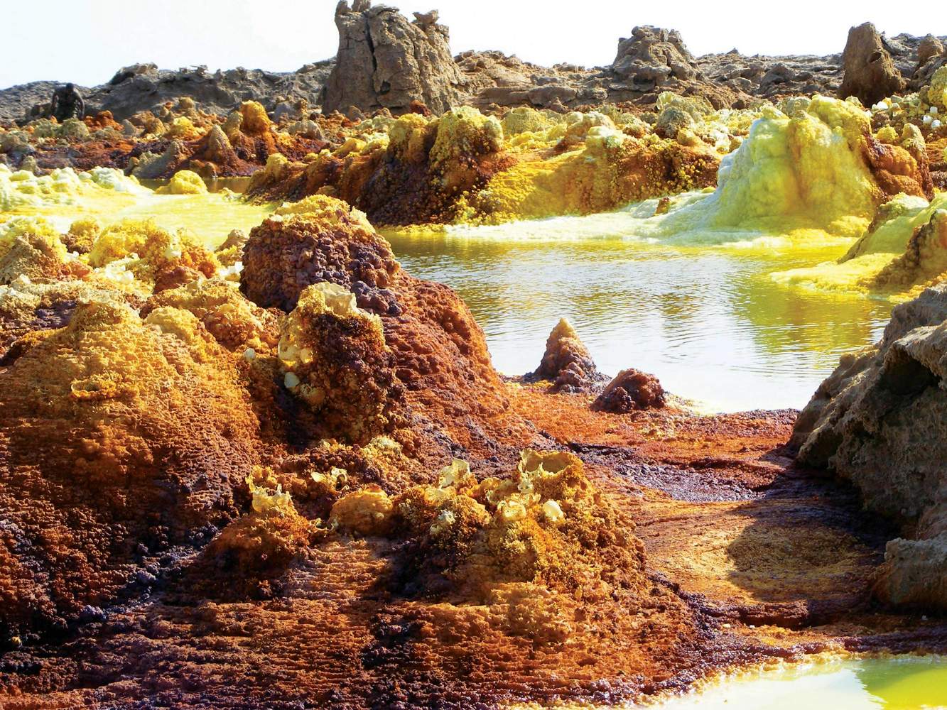 Schwefel-Mineralisation im Erta-Ale-Vulkangebiet in Äthiopien