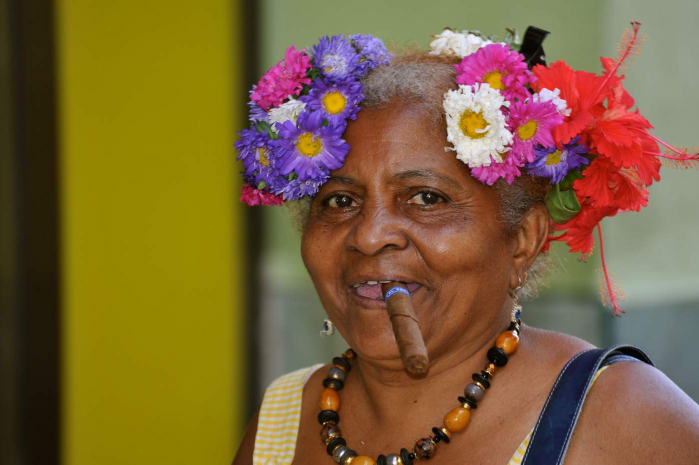 Kubanerin mit typischer Zigarre