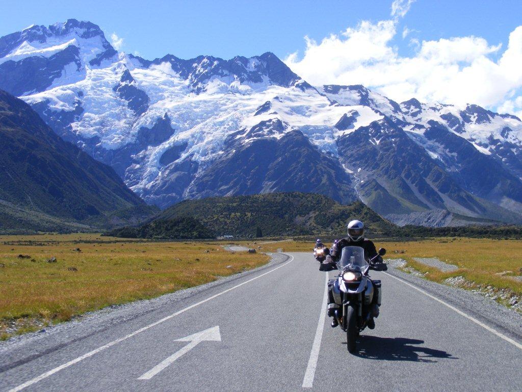 Auf der malerischen Strecke zum Mount Cook mit dem Motorrad
